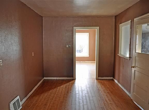 5th image of 826 S Chelan Ave