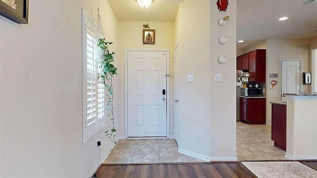 5 bed, 3.0 bath, 2675 sqft, $2,300 — Photo 3