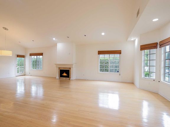 3rd image of 332 N Bowling Green Way