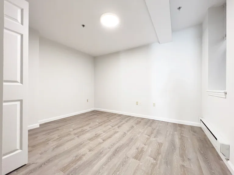 32 Queensberry St #5 — Photo 7