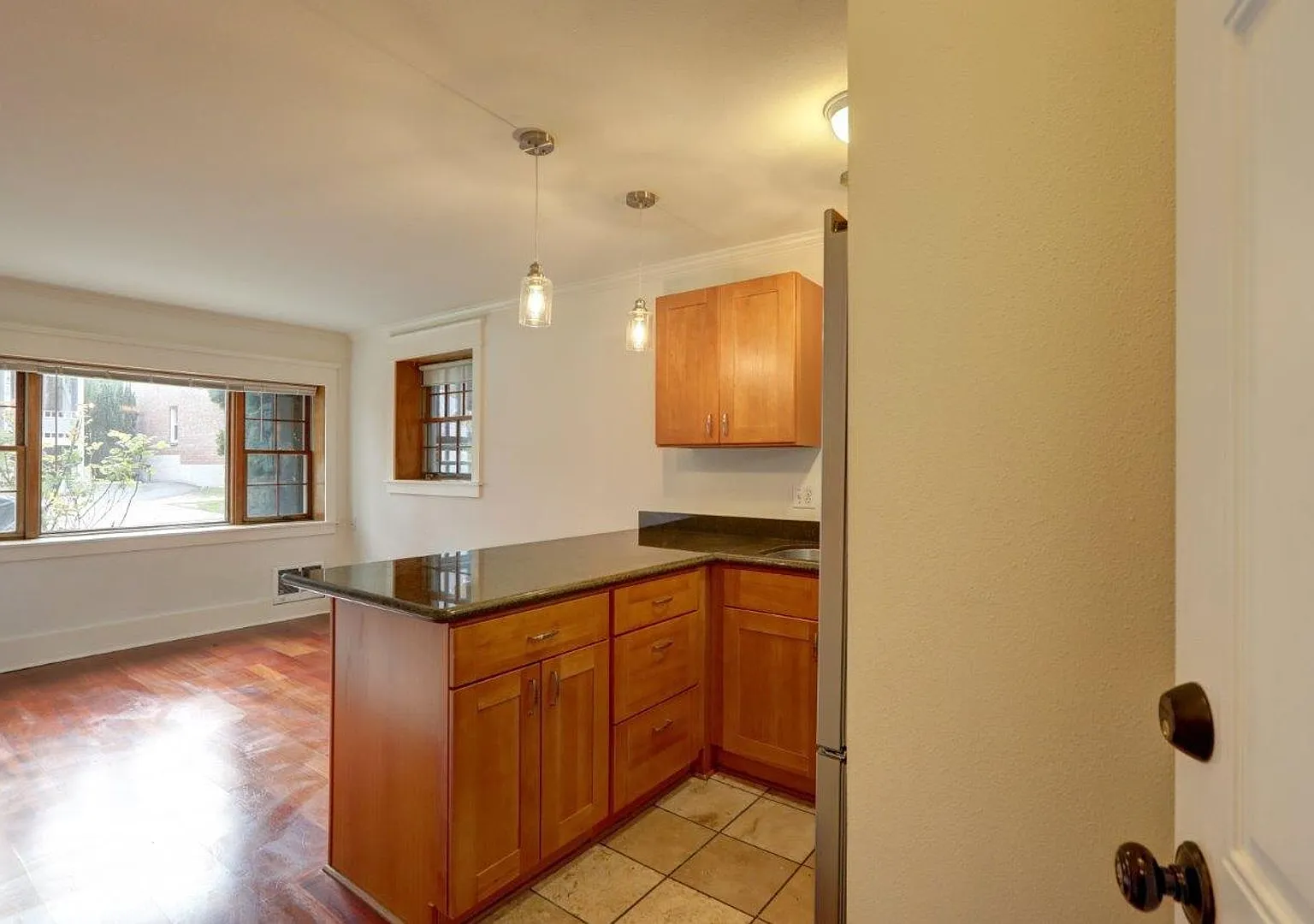 Gorgeous Urban Condo, Historic Features, Fantastic Location — Photo 2