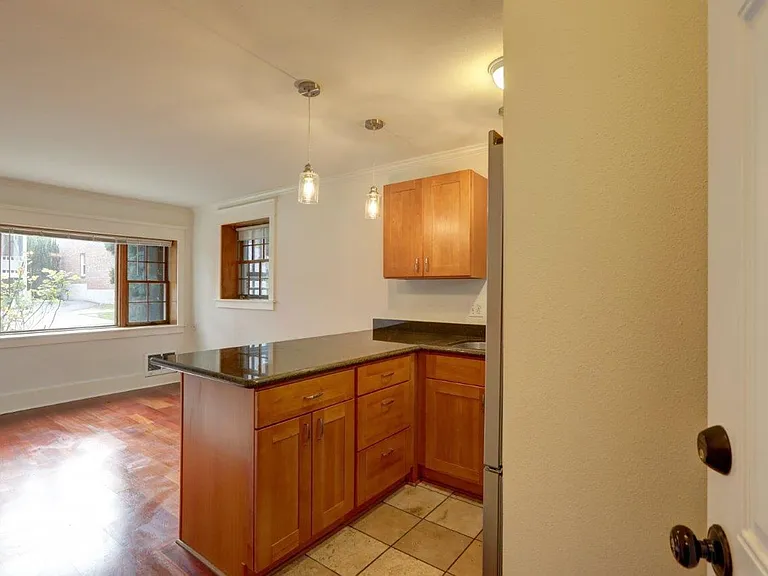 215 17th Ave E #10 — Photo 2