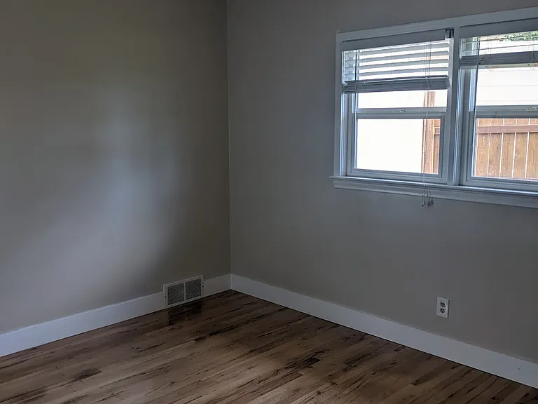 162 S 16th Pl — Photo 5