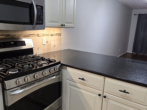 3rd image of 757 Island Ct
