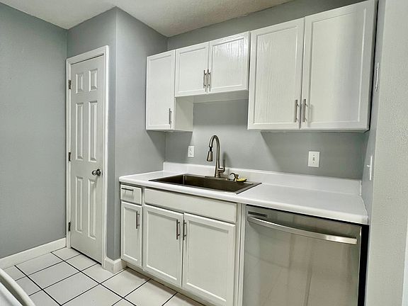 4th image of 1604 Green Briar Pkwy #A