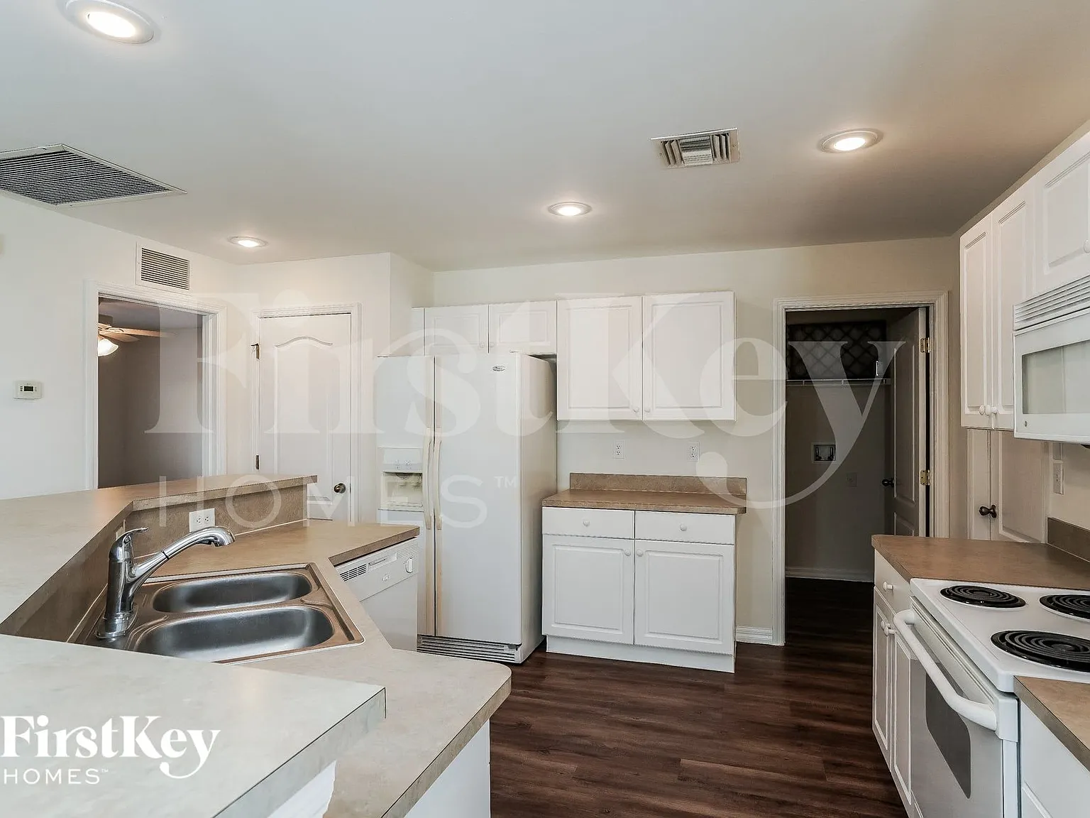 3 bed, 2.0 bath, 1418 sqft, $2,595 — Photo 4