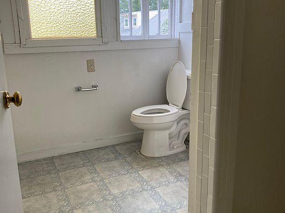 3rd image of 624 Audubon St