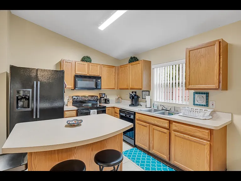 27 Patricia Dr — Photo 3