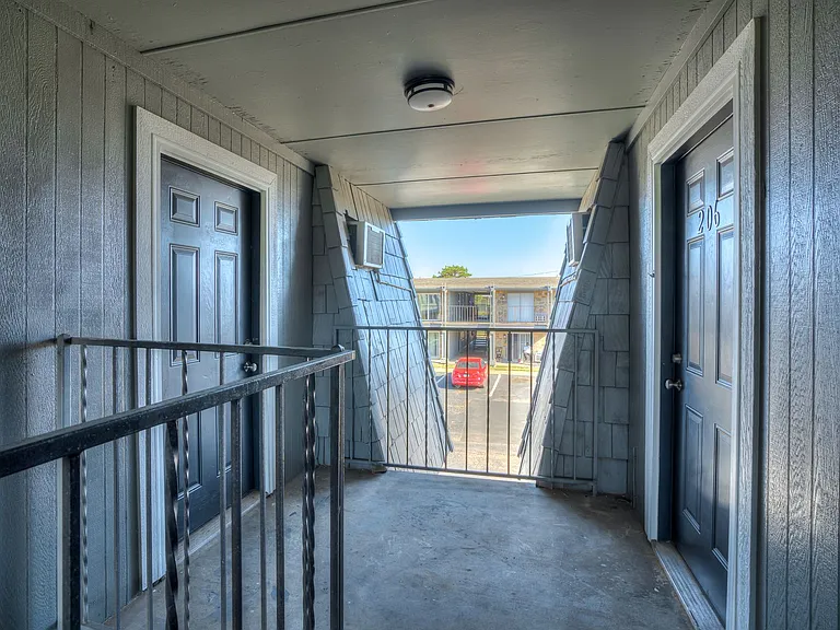 The Vue at Oak Creek — Photo 36