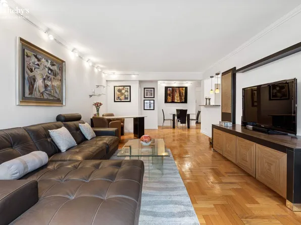 135 East 54th Street image 3 of 10