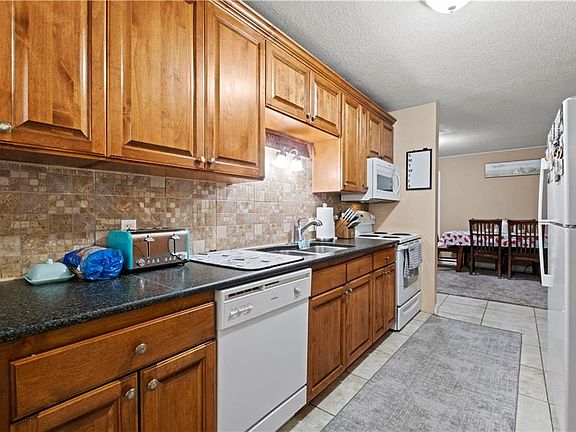 3rd image of 303-305 S 10th St