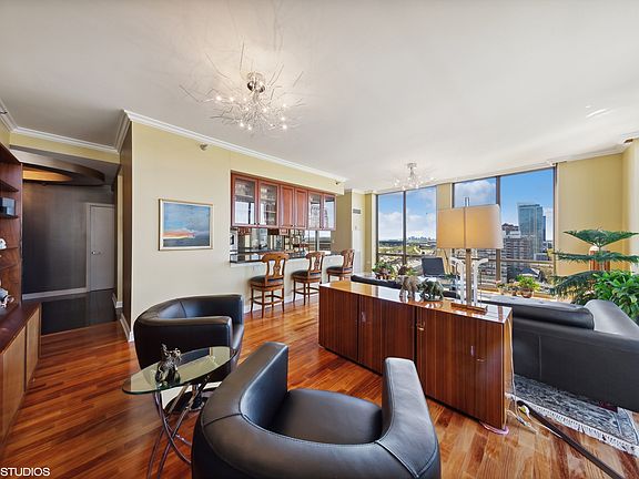 5th image of 1335 S Prairie Ave Unit 1506