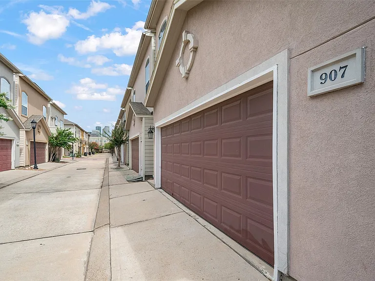 907 McKinney Park Ln — Photo 6