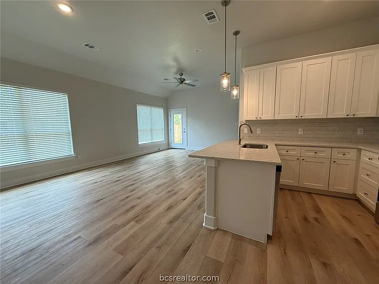 4107 Laura Ln — Photo 2