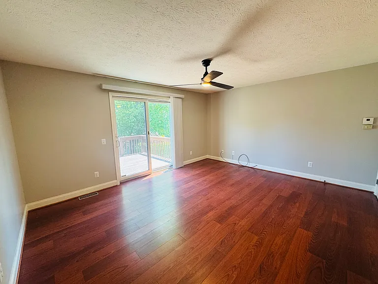129 Broxbourne Dr — Photo 3