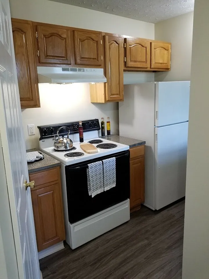 Cherry Manor Apartments — Photo 3