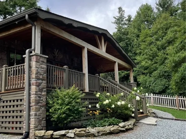 702 Chestnut Drive, Blowing Rock, NC 28605