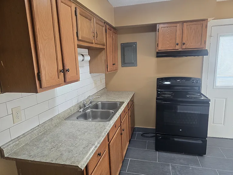 5068 Hendron Rd — Photo 13