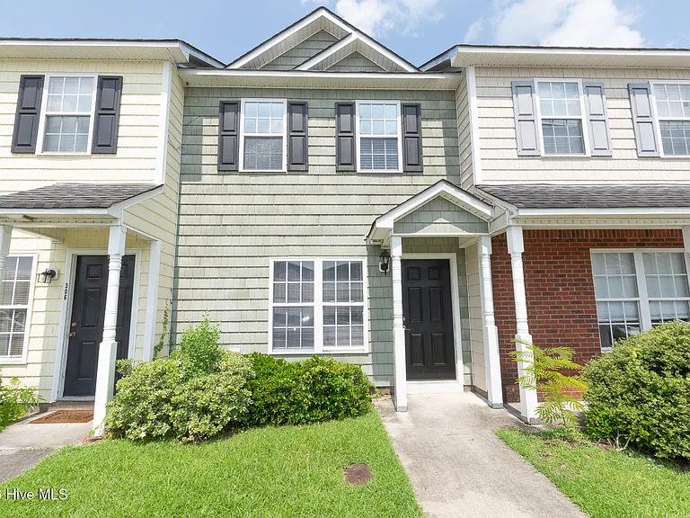 304 Bridgewood Dr — Photo 2