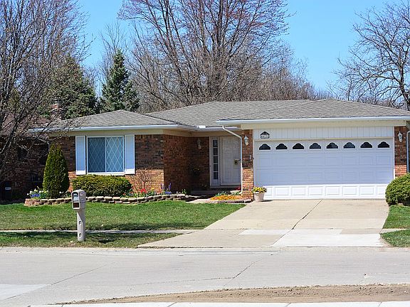 3rd image of 44732 Crestmont Dr
