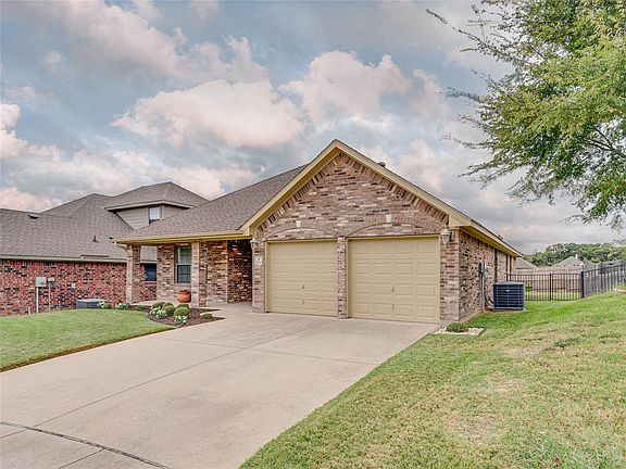 2nd image of 2936 Greenway Dr