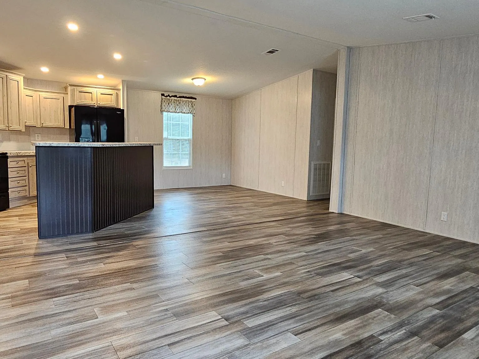 3 bed, 1378 sqft, $2,300 — Photo 3