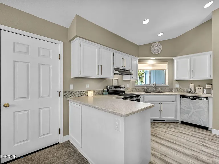 1331 Victoria Dr — Photo 18