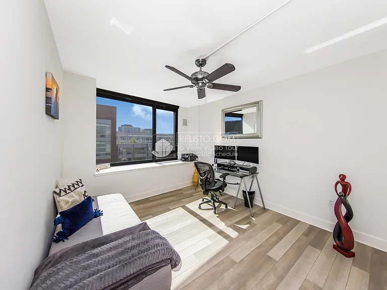 250 King St #652 — Photo 12