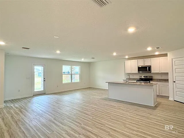 1069 Hayward Loop — Photo 2