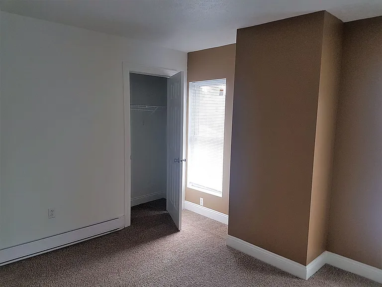327 W 8th St — Photo 5