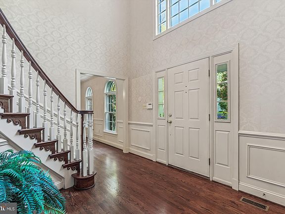 4th image of 5937 Fairview Woods Dr