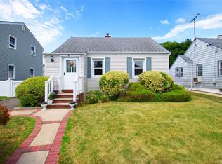 31 Moore St, New Hyde Park, NY 11040