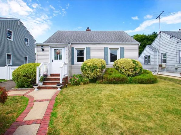 31 Moore Street, New Hyde Park, NY 11040