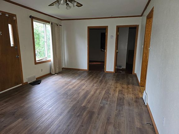 3rd image of 454 E 6th St