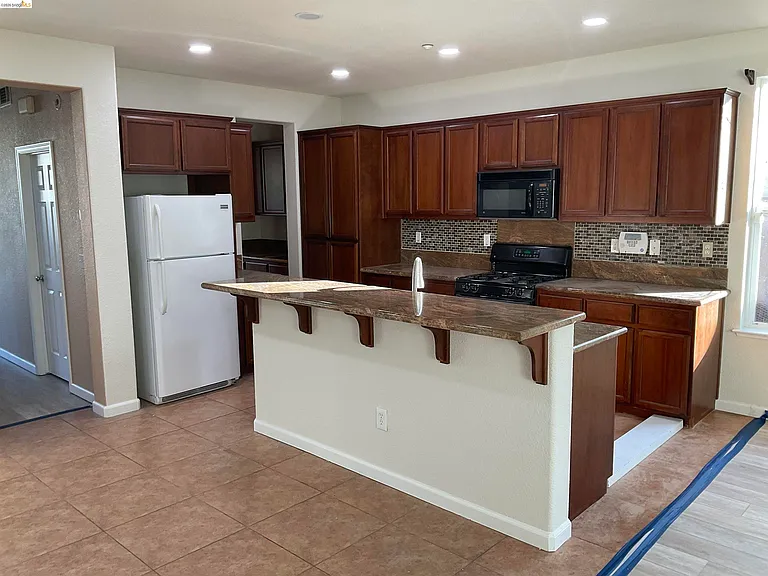 1360 Tiffany Dr — Photo 2