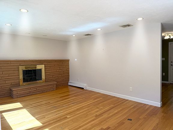 4th image of 484 Essex St