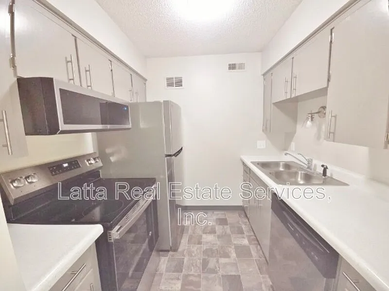 1 bed, 1.0 bath, $875 — Photo 4