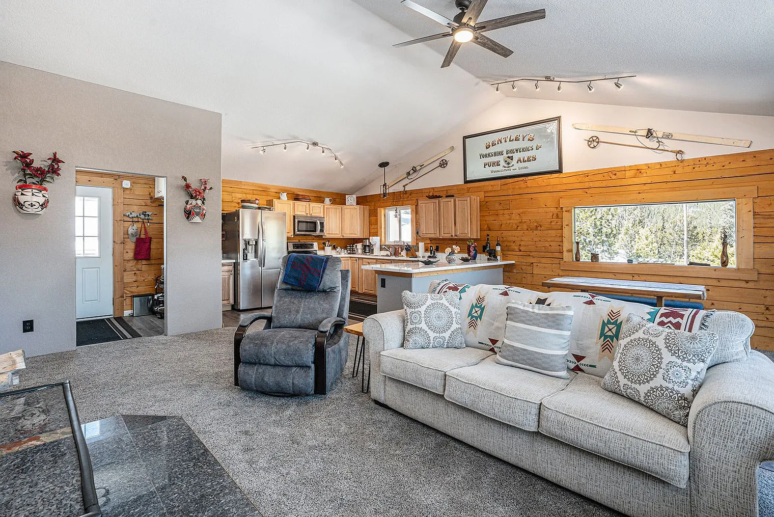 2 bed, 1.0 bath, 3993 sqft, $2,903 — Photo 4