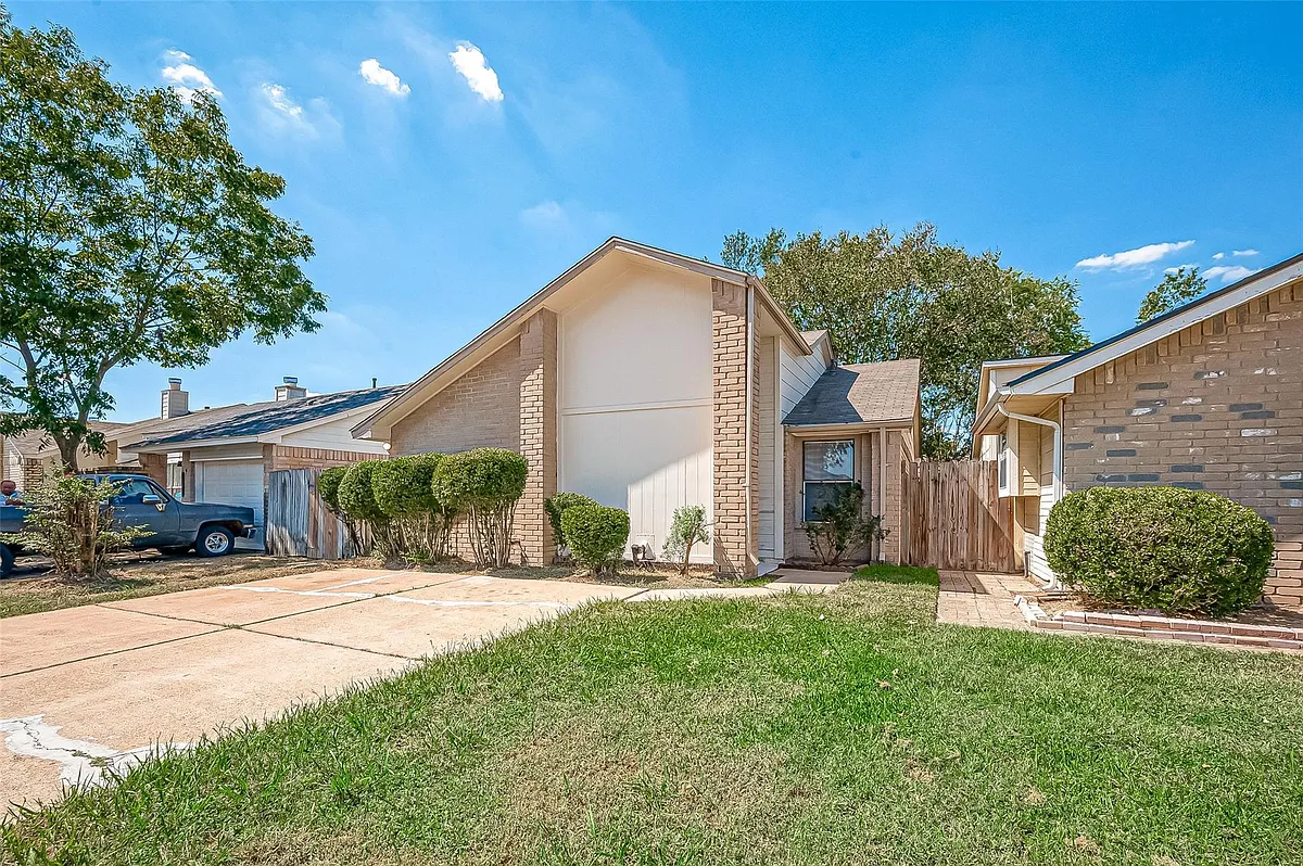 Building Photo - 7111 Village Lake Dr