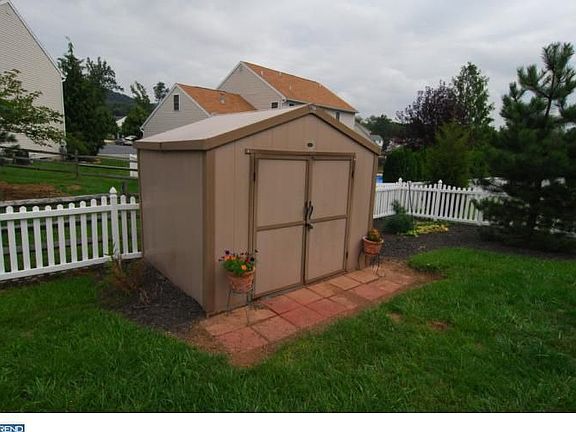 Shed in Back Yard