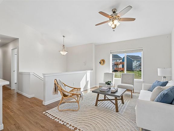 3rd image of 886 Summit Ct