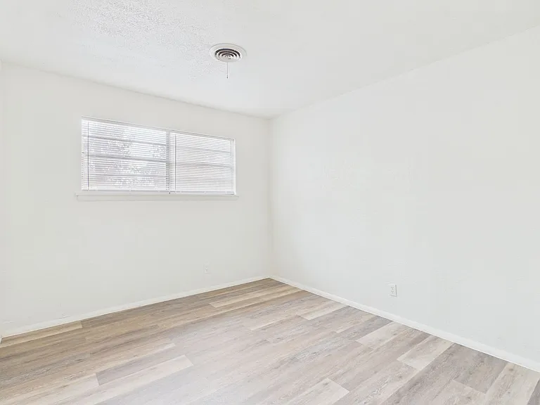 3319 Teckla Blvd — Photo 13