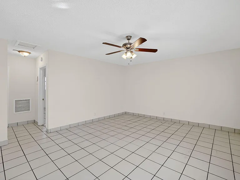 2500 SW 18th Ter #3 — Photo 19
