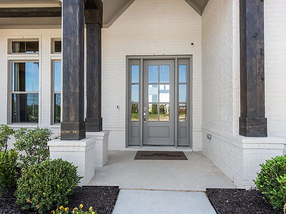 Photo of previously built Paloma plan. Brick color, elevation and interior selections will differ.