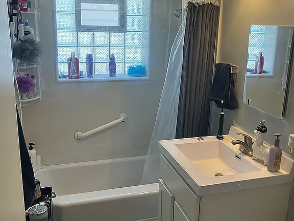 215-217 E Vermont St #215 — Photo 12