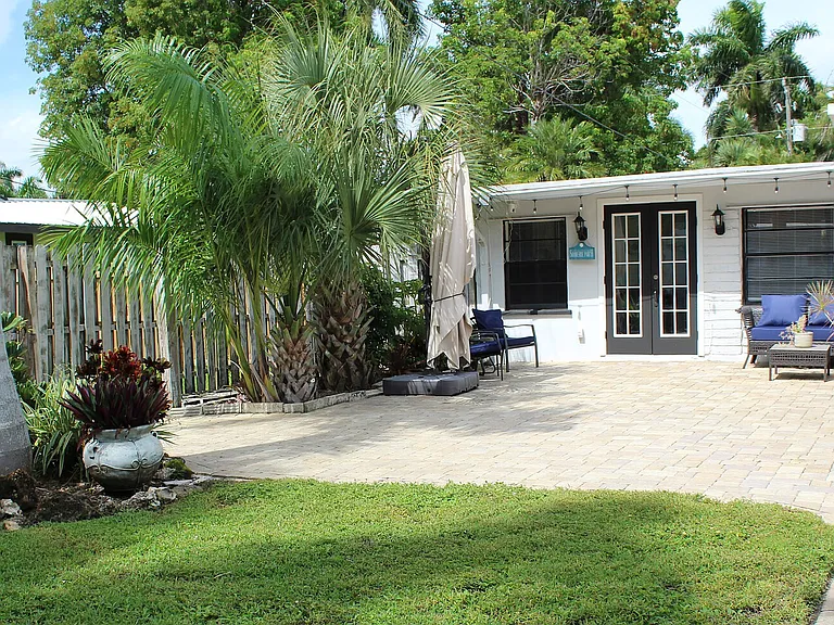 E Riverside Dr — Photo 32