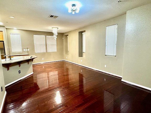 3rd image of 1550 Summer Ln
