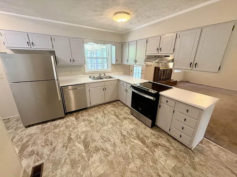 1525 Trevino Dr — Photo 7