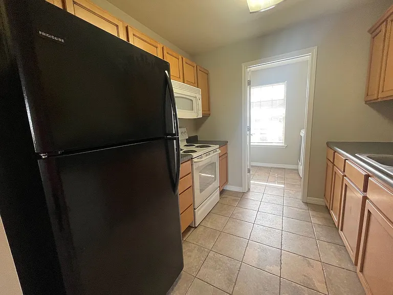 240 Toni Ln #D — Photo 7