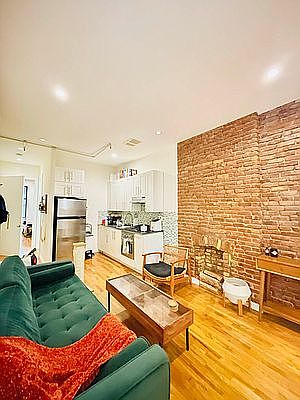 1st image of 104 Macon St #1